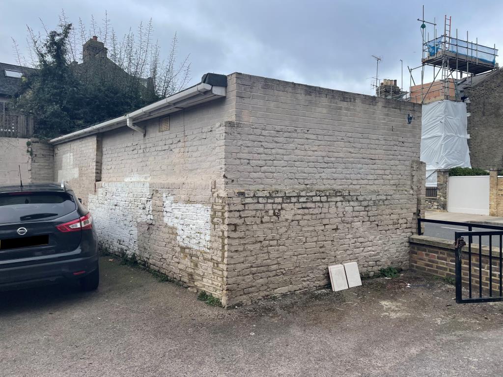 Lot: 25 - DETACHED COMMERCIAL PREMISES WITH POTENTIAL - 